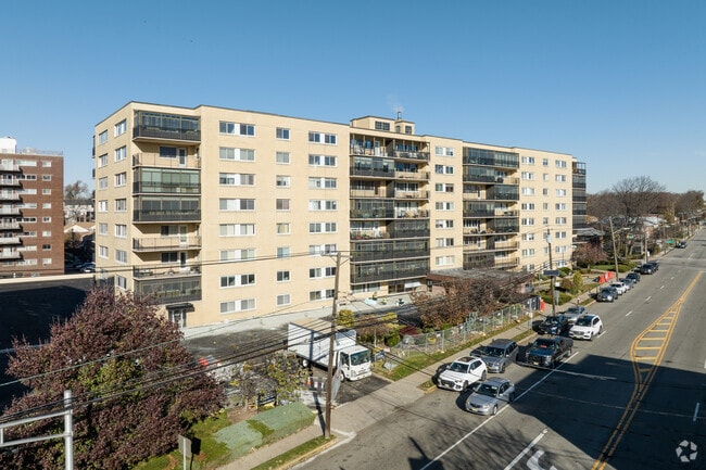 Building Photo - 2185 Lemoine Ave
