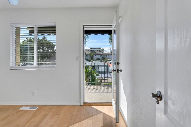 Building Photo - Great two story home in Pacific Beach close to the bay!