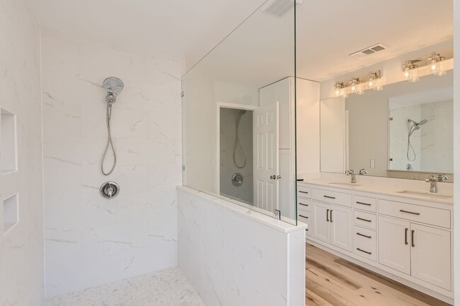 Building Photo - Private Modern Ranch House on 5 Acres East...