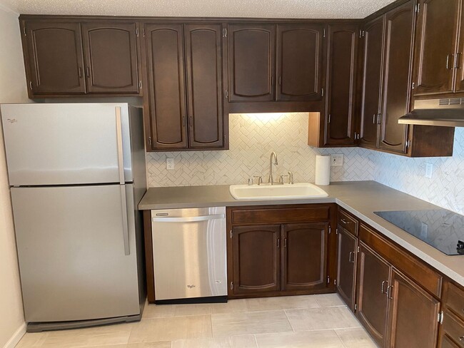Building Photo - Top Floor 2-Bedroom Duplex in Fletcher Hills