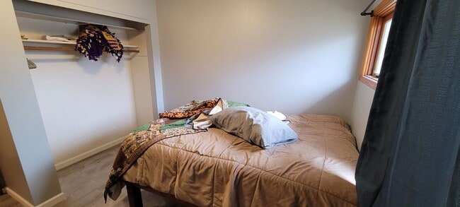 Building Photo - Recently Renovated, Garage and Fenced In B...