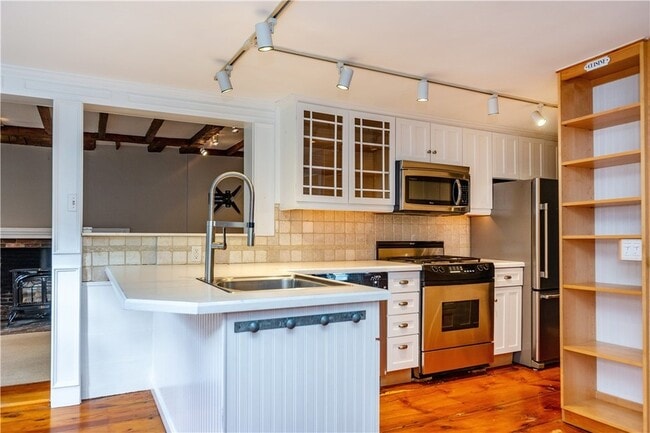 Building Photo - 19 King St