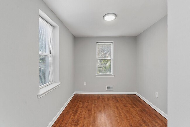 Building Photo - 1027 Bennett Pl