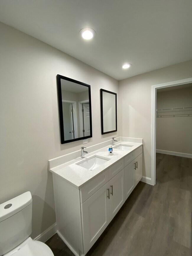 Building Photo - Desirable SW Ocala Neighborhood, 3/2/2 **W...