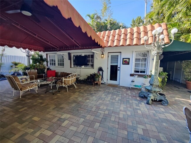 Building Photo - 1823 S Bayshore Ln