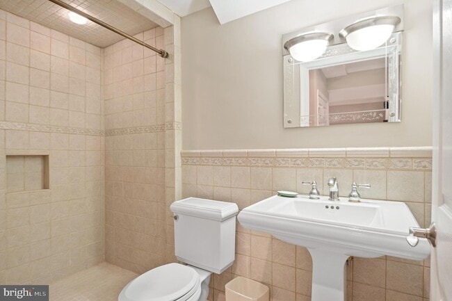 Building Photo - 5905 Lone Oak Dr