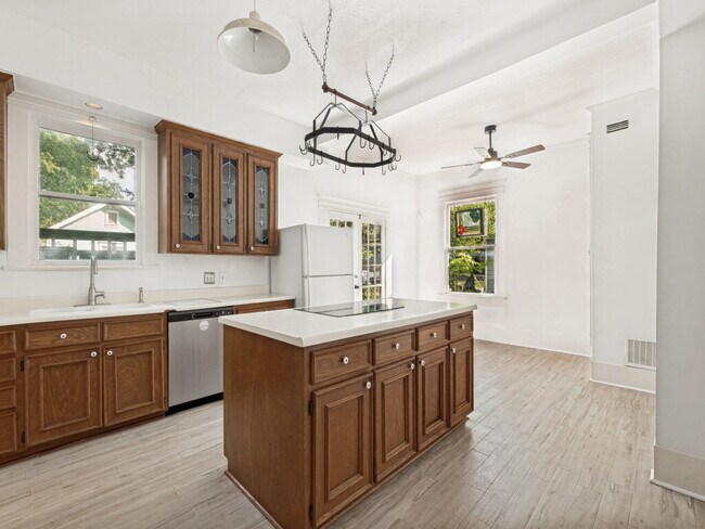 Building Photo - "Charming 4-Bedroom Home with 2 Full Baths in Vibrant Dallas Neighborhood!"