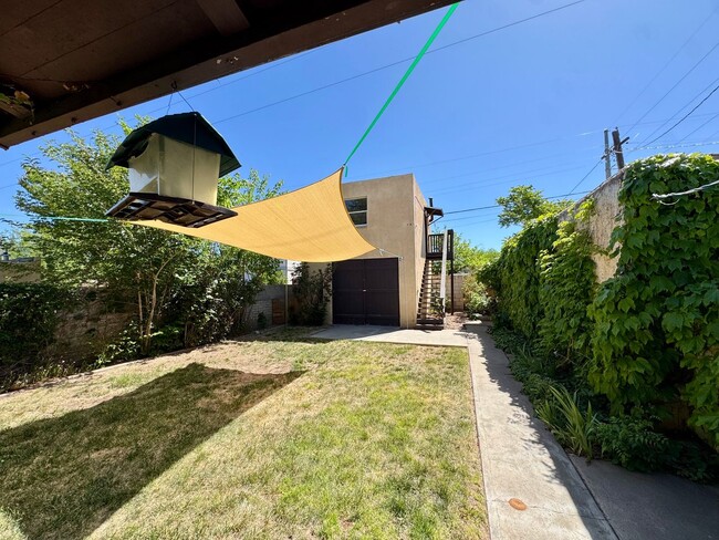 Building Photo - North Campus Gem!