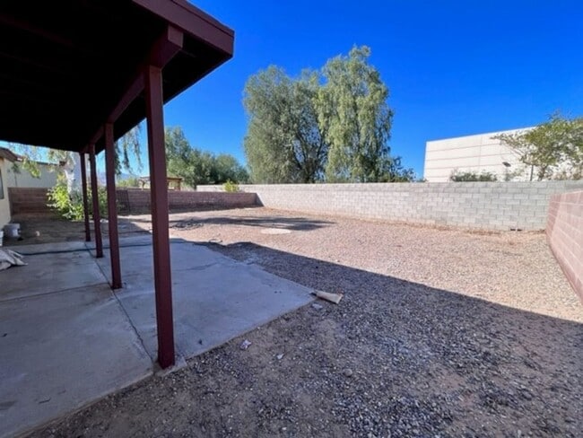 Building Photo - 3BR 2Ba Remodeled with Yard and Garage