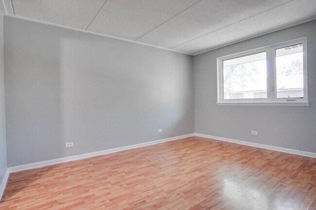 Building Photo - 5S066 Pebblewood Ln