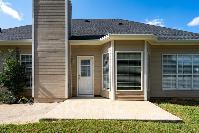 Building Photo - 108 Spring Pl