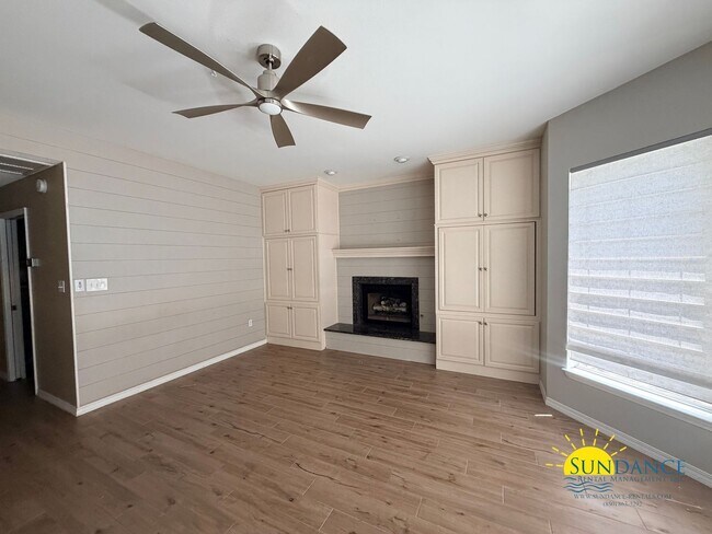 Building Photo - Elegant Bluewater Bay 4 Bedroom Home with Pool, Hot Tub & Scenic Golf Views!