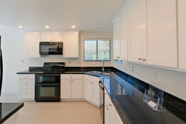 Building Photo - Spacious 3 Bedroom 2 Bath townhome for ren...
