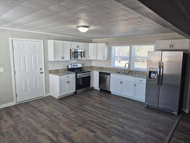 Building Photo - 3 Bedroom 1 Bath!