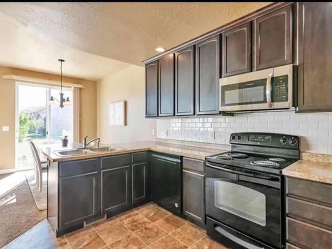 Building Photo - Spacious and Townhome Now Available!