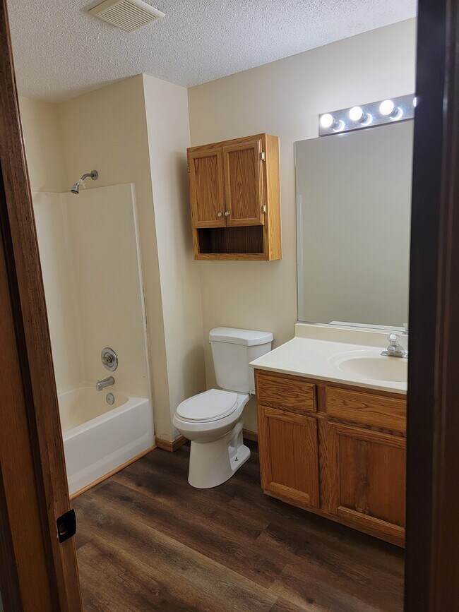 Building Photo - 1319 SE Delaware Ave