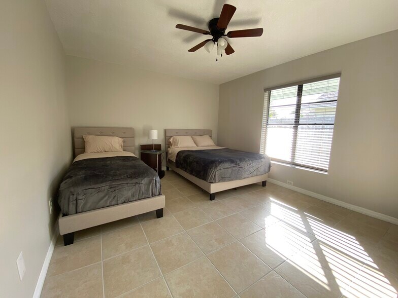 Building Photo - 2297 SE Trillo St