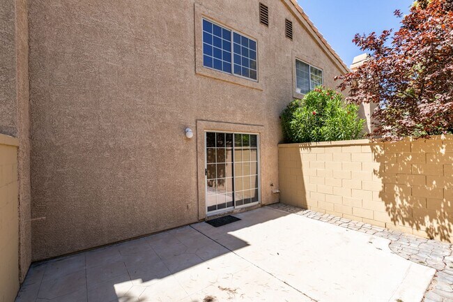 Building Photo - Stylish 2-Bedroom Townhome in Green Valley...