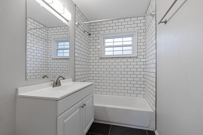 Building Photo - 3 Bedroom 2 Bath Conveniently Located House!