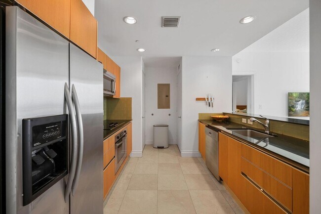 Building Photo - 1050 Brickell Ave