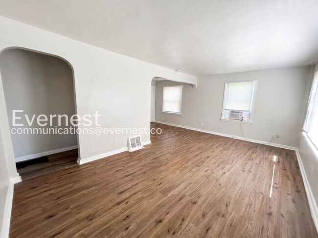 Building Photo - 2-Bed/1-Bath/Voucher Accepted/Available Soon!