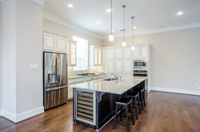 Building Photo - Stunning 3BR/3.5BA David Weekley Former Mo...