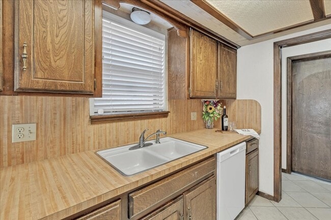 Building Photo - Adorable Yukon Home
