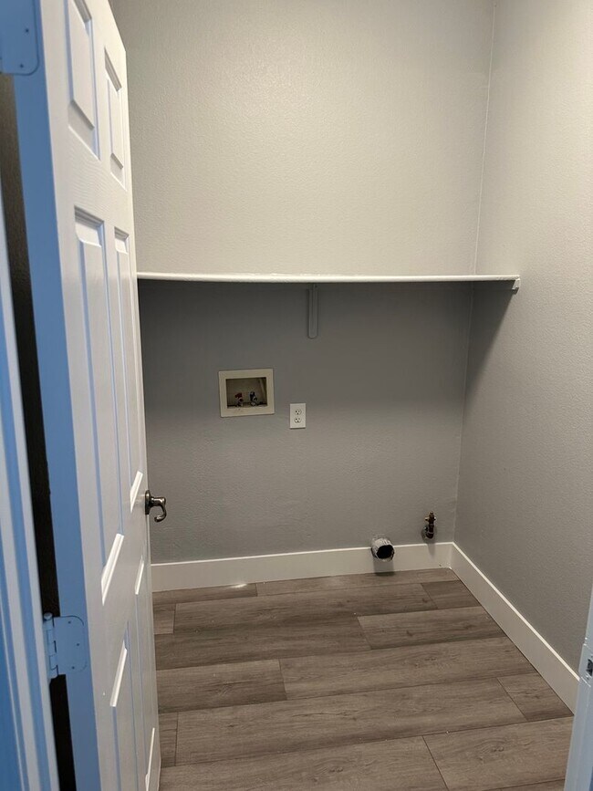 Building Photo - Newly Renovated 4 bedroom, 3 Bath with Pool