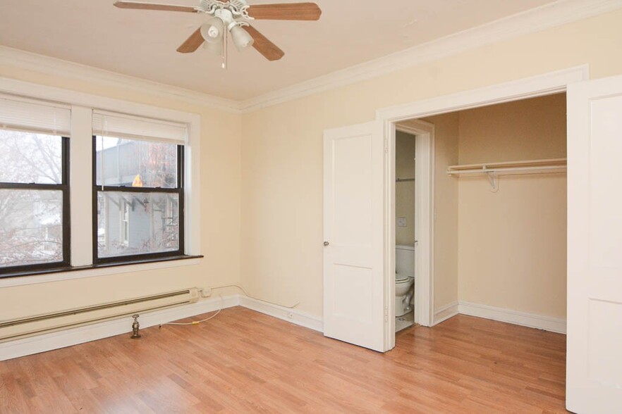 Building Photo - 4549 N Damen Ave