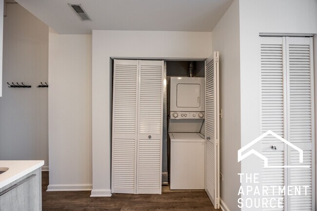 Building Photo - 932 W Dakin St