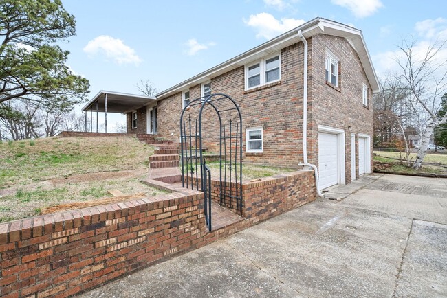 Building Photo - 3 Bedroom Pet Friendly Home For Rent With ...