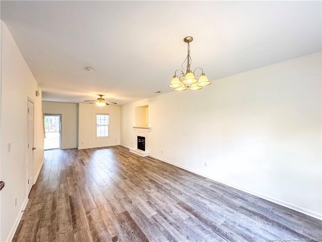 Building Photo - 758 Blue Bird Dr