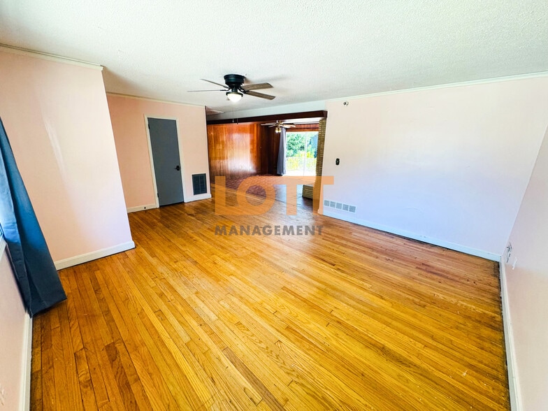 Building Photo - 214 Hunts Bridge Rd