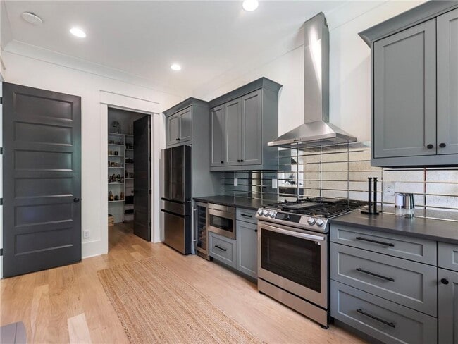 Building Photo - 566 Versailles Dr