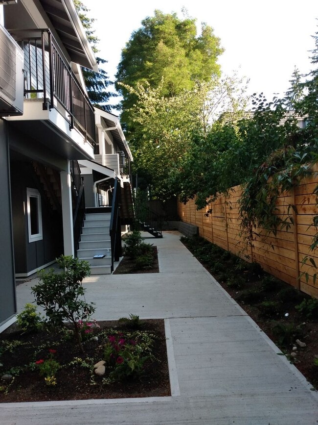 Building Photo - 3 BD/2 BA -Two-Level Townhome, 1bdrm lower level w/ private bath/walk in closet. Lots to Offer, M...