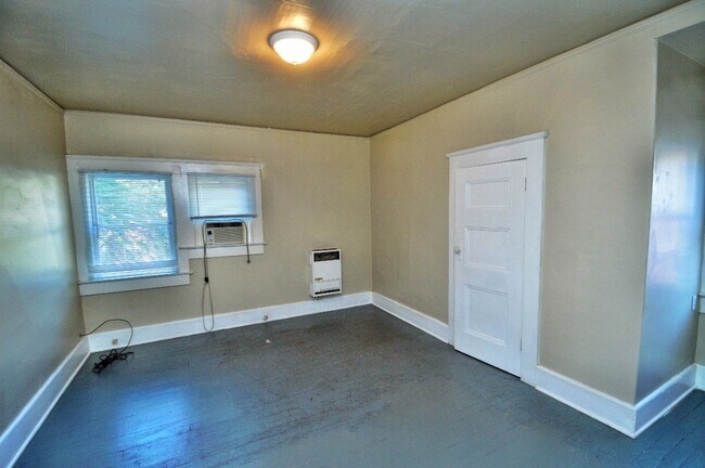 Building Photo - 642 W 3rd St
