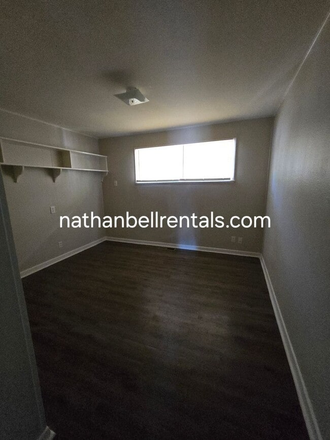 Building Photo - Single-Family Home: 4 bed, 2 bath
