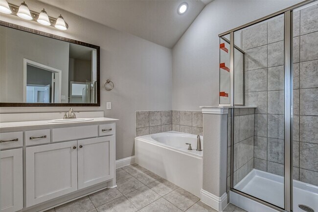 Building Photo - 207 Gardenia Dr