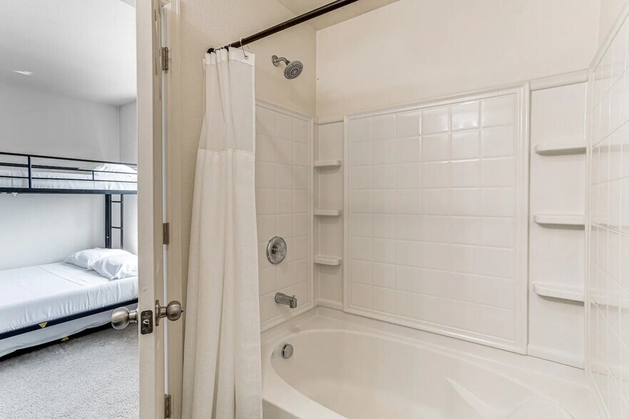 Building Photo - 5546 Lisbon St