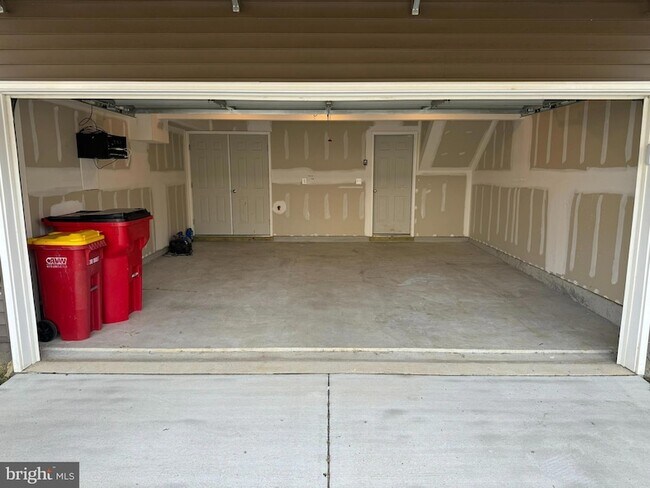 Building Photo - 147 Presidents Pointe Ave