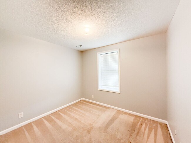 Building Photo - 4 Bedroom 3 Bathroom Home!