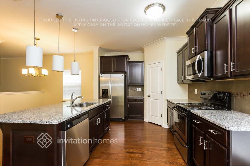 Building Photo - 8130 Dumphries Dr
