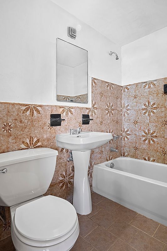 Building Photo - 2 Fordham Hill Oval