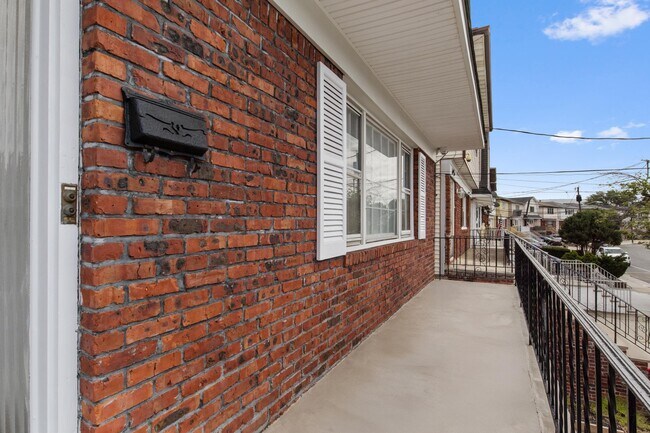 Building Photo - 64 Isabella Ave