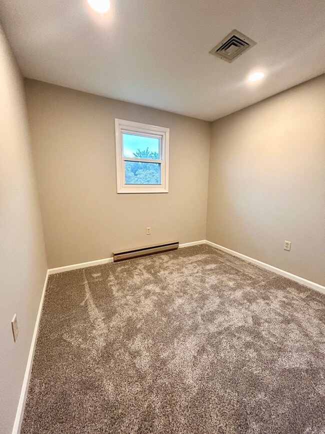 Building Photo - Spacious 4-Bedroom Home with Large Yard & Garage!