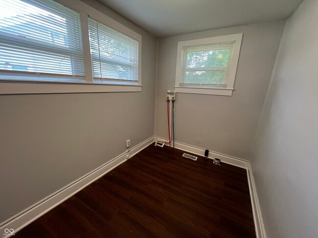 Building Photo - 411 W 39th St