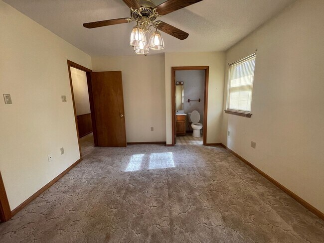 Building Photo - Great location in Sherwood