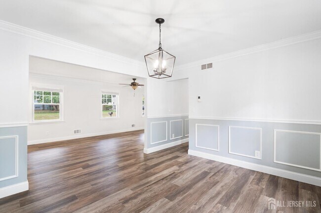 Building Photo - 19 4th Pl