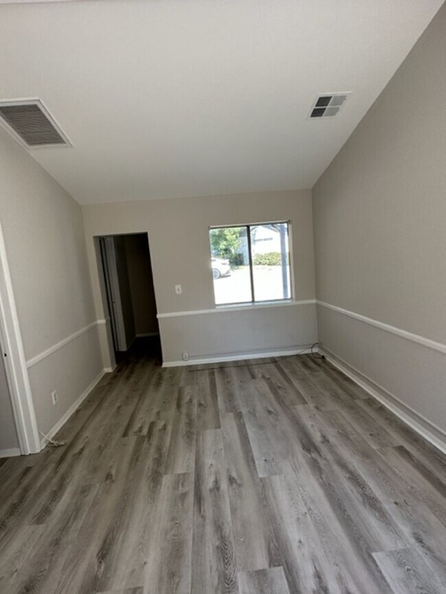 Building Photo - 2+1 Bungalow Cottage-  central a/c, carport, patio, washer/dryer hookups, pet friendly