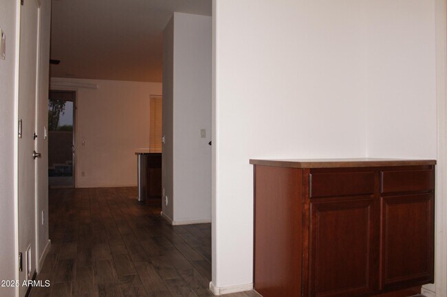 Building Photo - 4145 E Santa Fe Ln